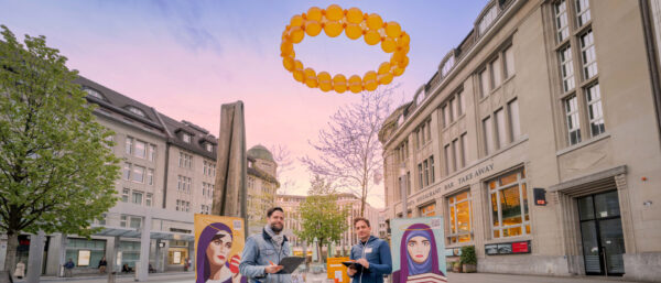 Kranz aus Luftballons über dem Stand beim Kornhausplatz St. Gallen, Matthias Wenk (links) und Sebastian Schneider. | Urs Bucher