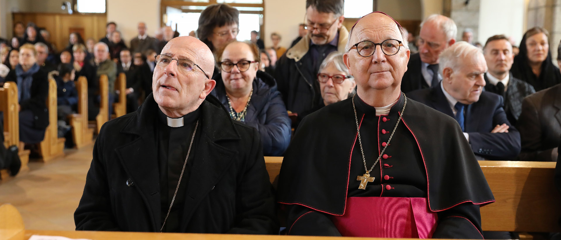 Der Churer Bischof Joseph Bonnemain und der emeritierte Weihbischof Marian Eleganti beim Requiem für Bischof Vitus Huonder in Ecône.