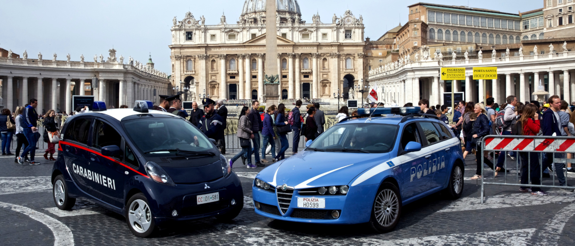 Italienische Polizei vor dem Petersplatz in Rom
