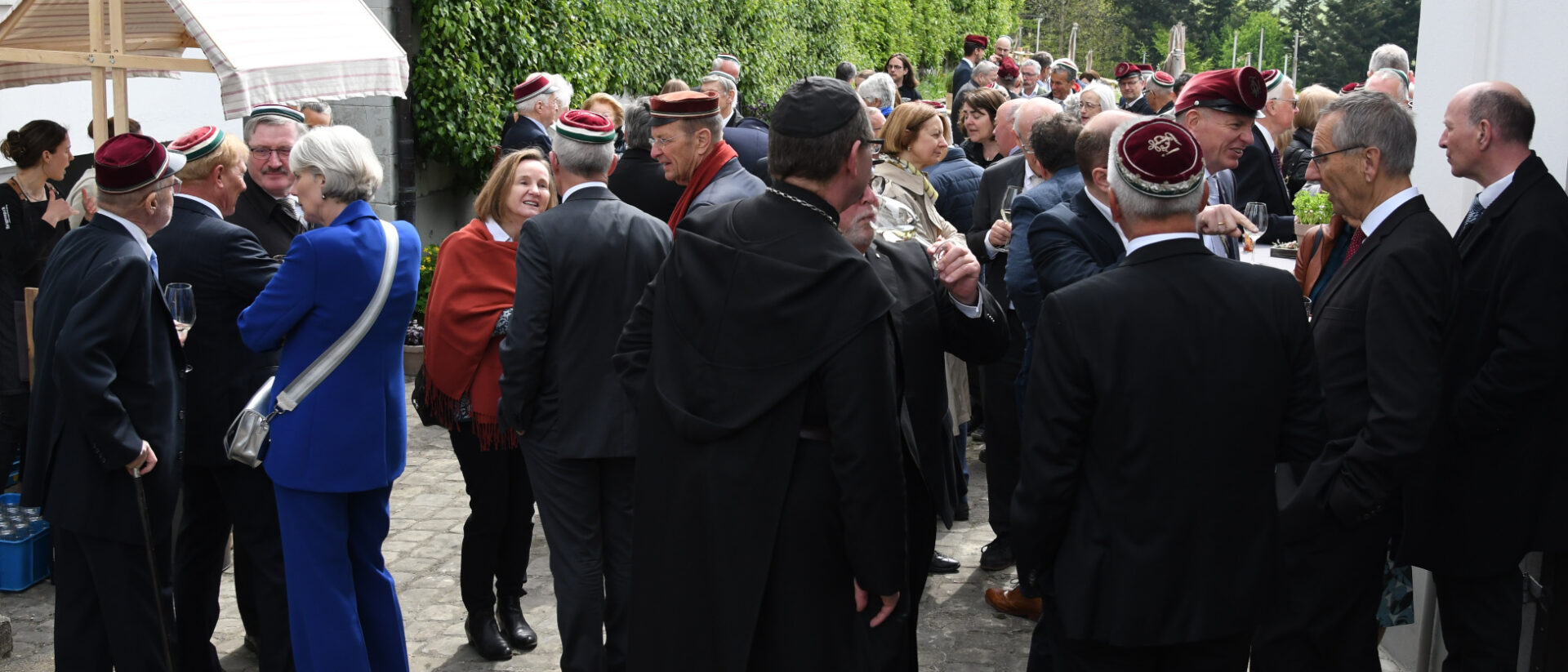 Geladene Gäste bei der offiziellen Einweihung der Klosterkirche Wonnenstein