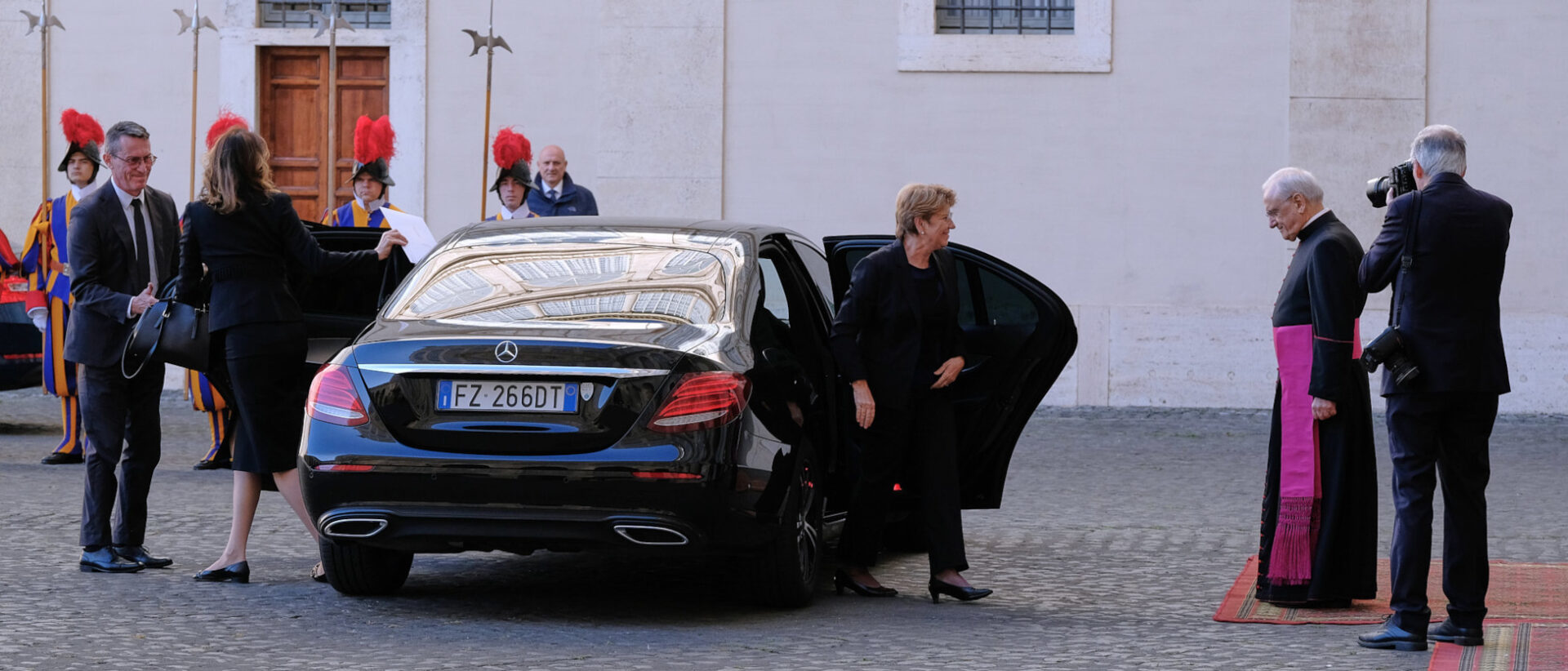 Bundespräsidentin Viola Amherd steigt im Damasus-Hof im Vatikan aus dem Auto.