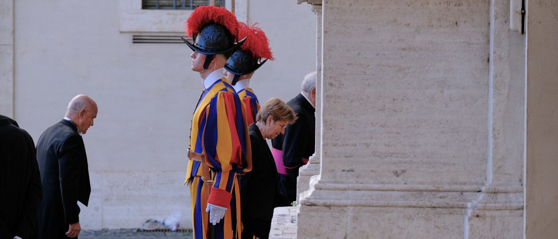 Bundespräsidentin Viola Amherd geht an den Schweizergardisten vorbei in den Palast zur Privataudienz bei Papst Franziskus.