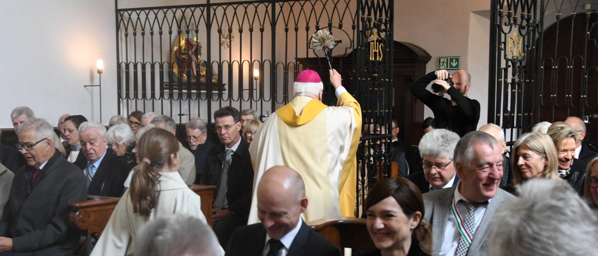 Im Laufe der Feier segnete Bischof Markus Büchel die Gottesdienstgemeinde mit Weihwasser.
