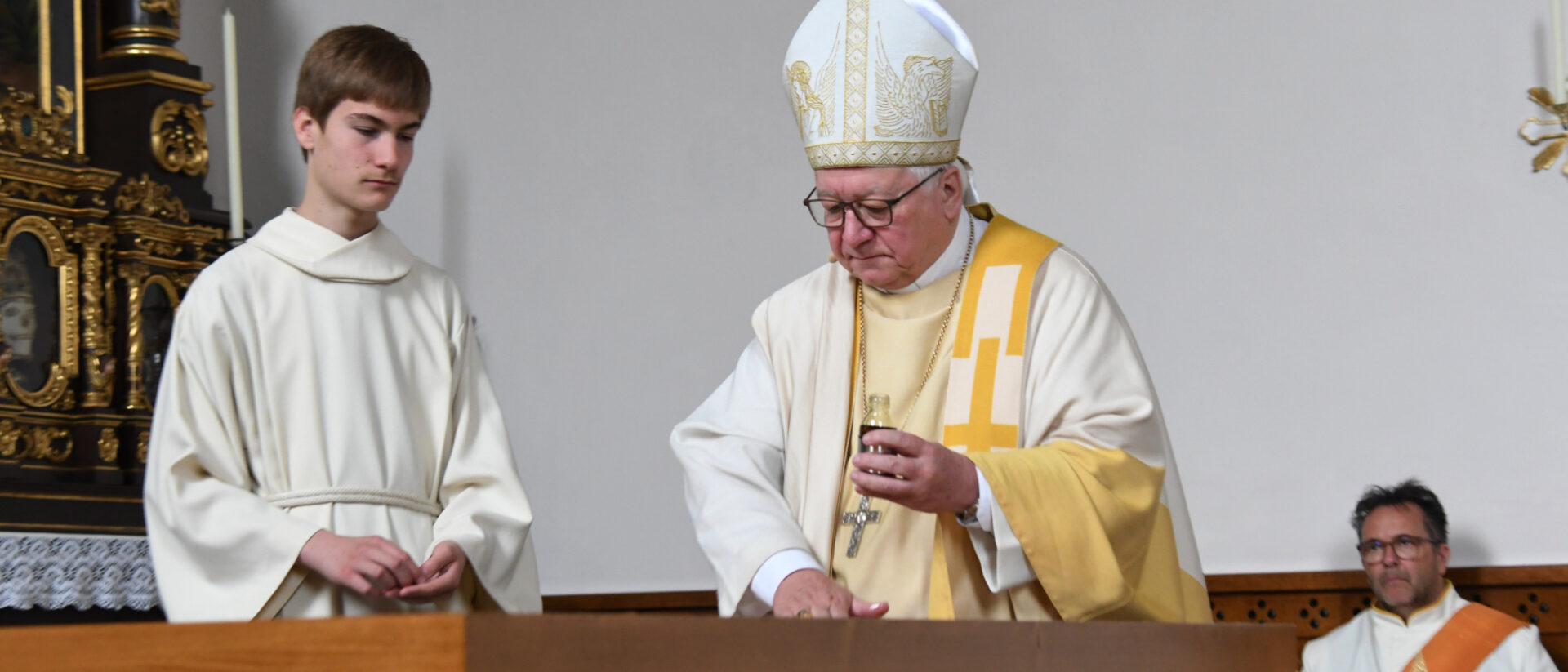 Bischof Markus Büchel salbt den Altar.