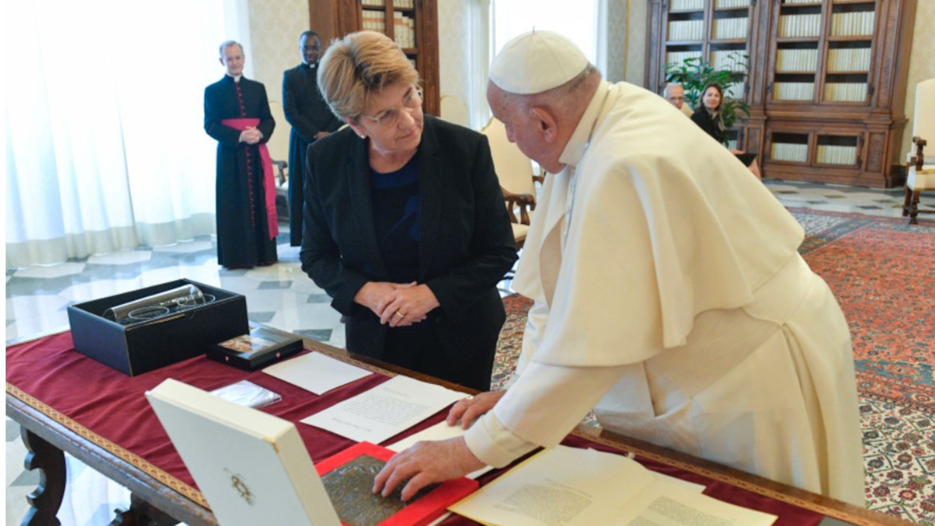 Bundespräsidentin Viola Amherd bei Papst Franziskus, 4. Mai 2024.