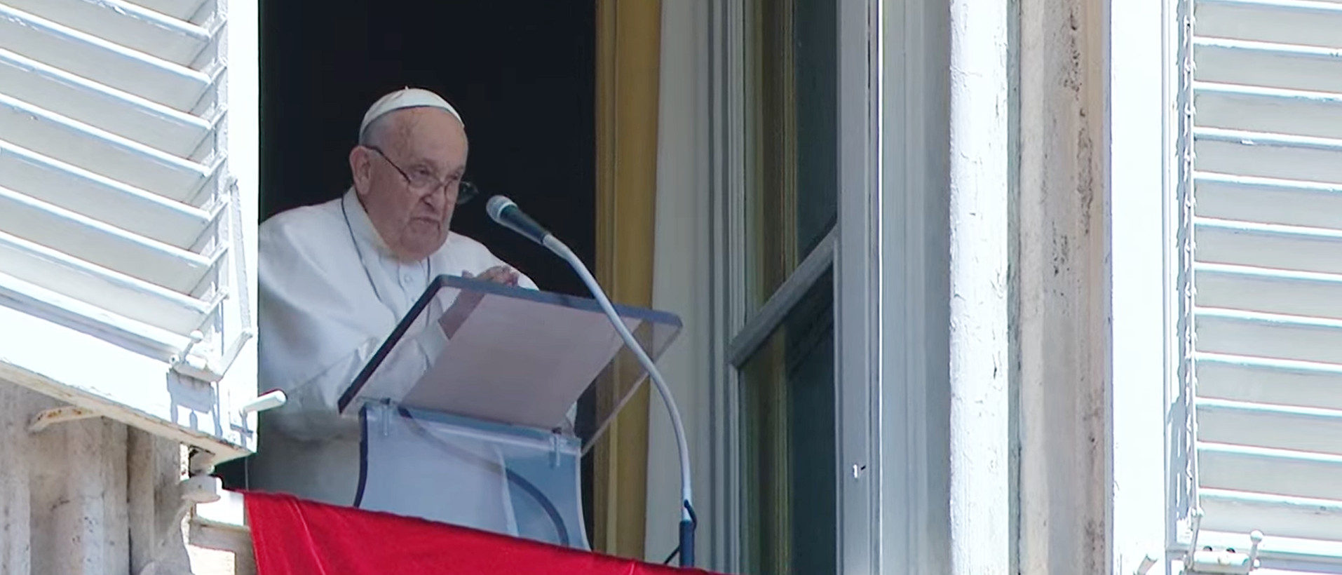 Beim Mittagsgebet hat Papst Franziskus zum Applaus für die Schweizergarde eingeladen.