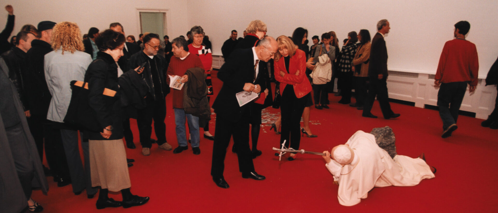Staunen an der Vernissage der Ausstellung Maurizio Cattelan, 16.10.–21.11.1999, Kunsthalle Basel