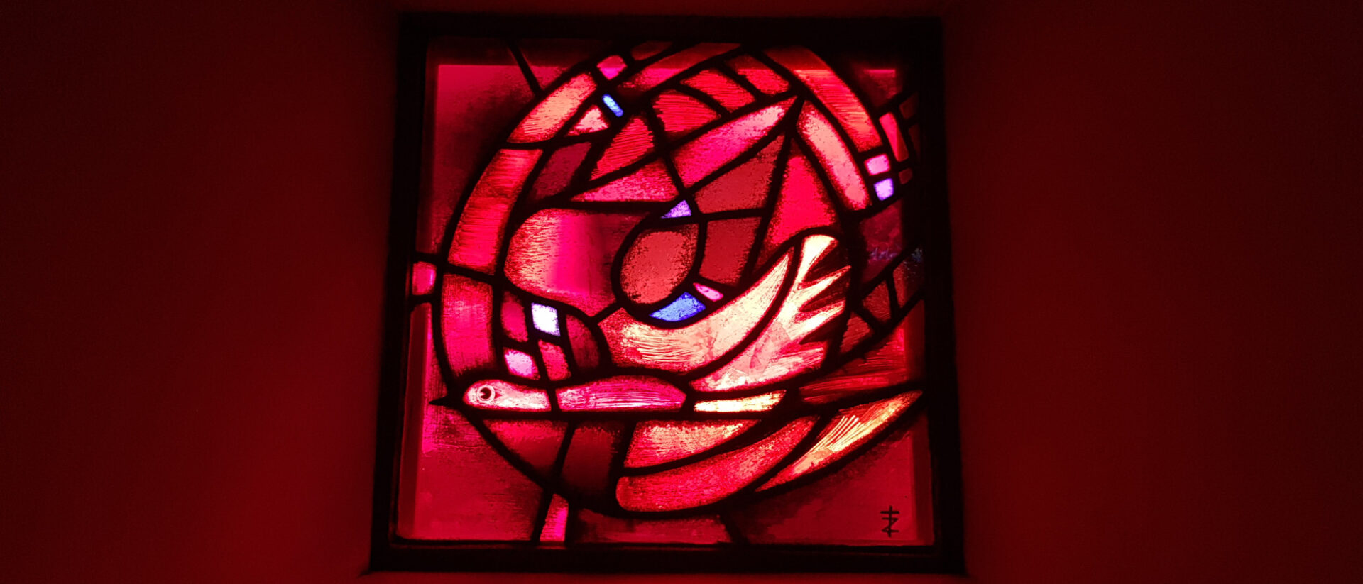 Kirchenfenster in Taizé: Pfingsten