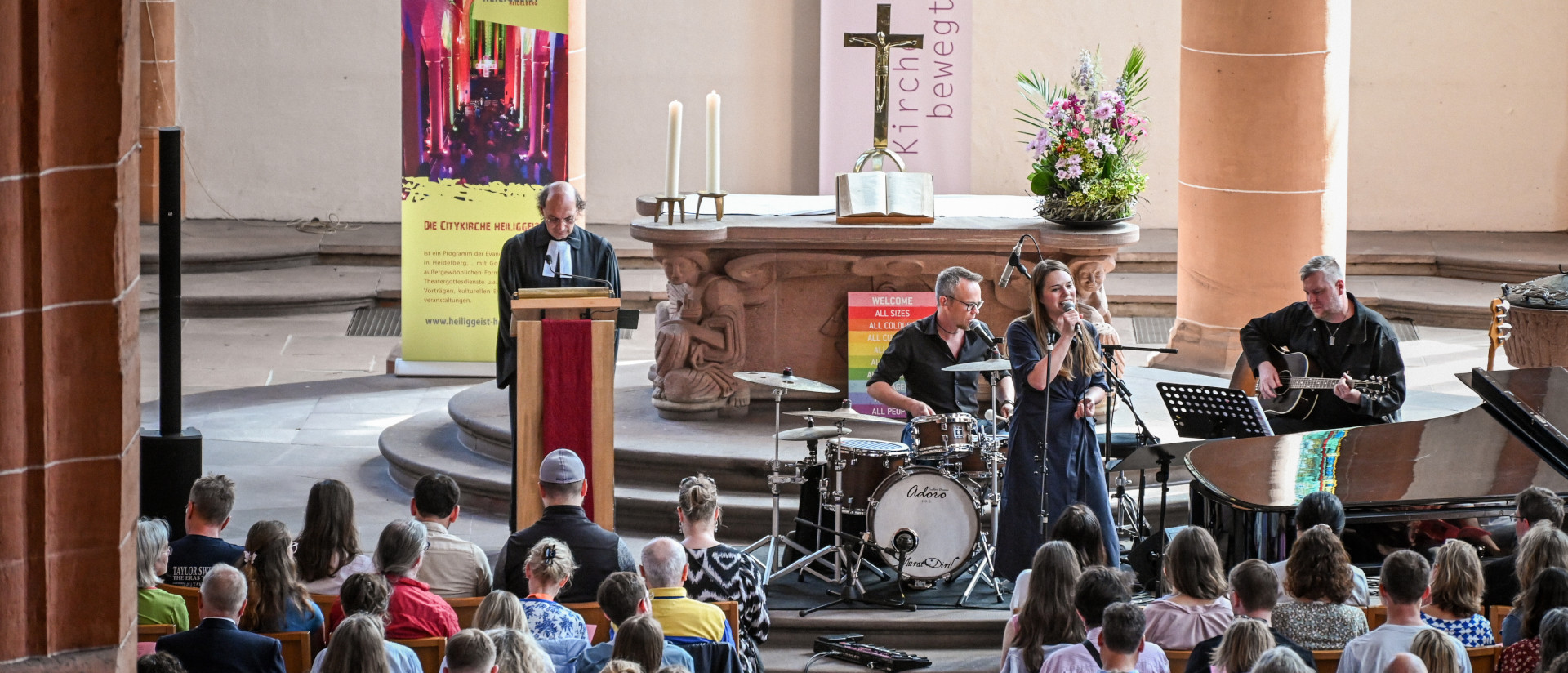 Sängerin Tine Wiechmann interpretiert Songs der Musikerin Taylor Swift - Gottesdienst in der Heiliggeistkirche in Heidelberg.