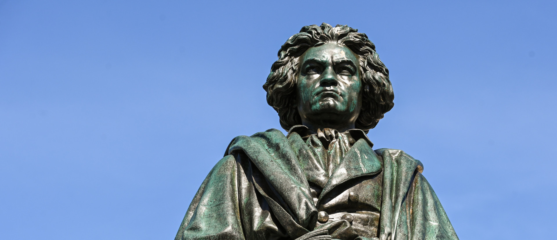 Frisch renovierte Statue des Komponisten Ludwig van Beethoven vor blauem Himmel in Bonn am 12. Juli 2022.