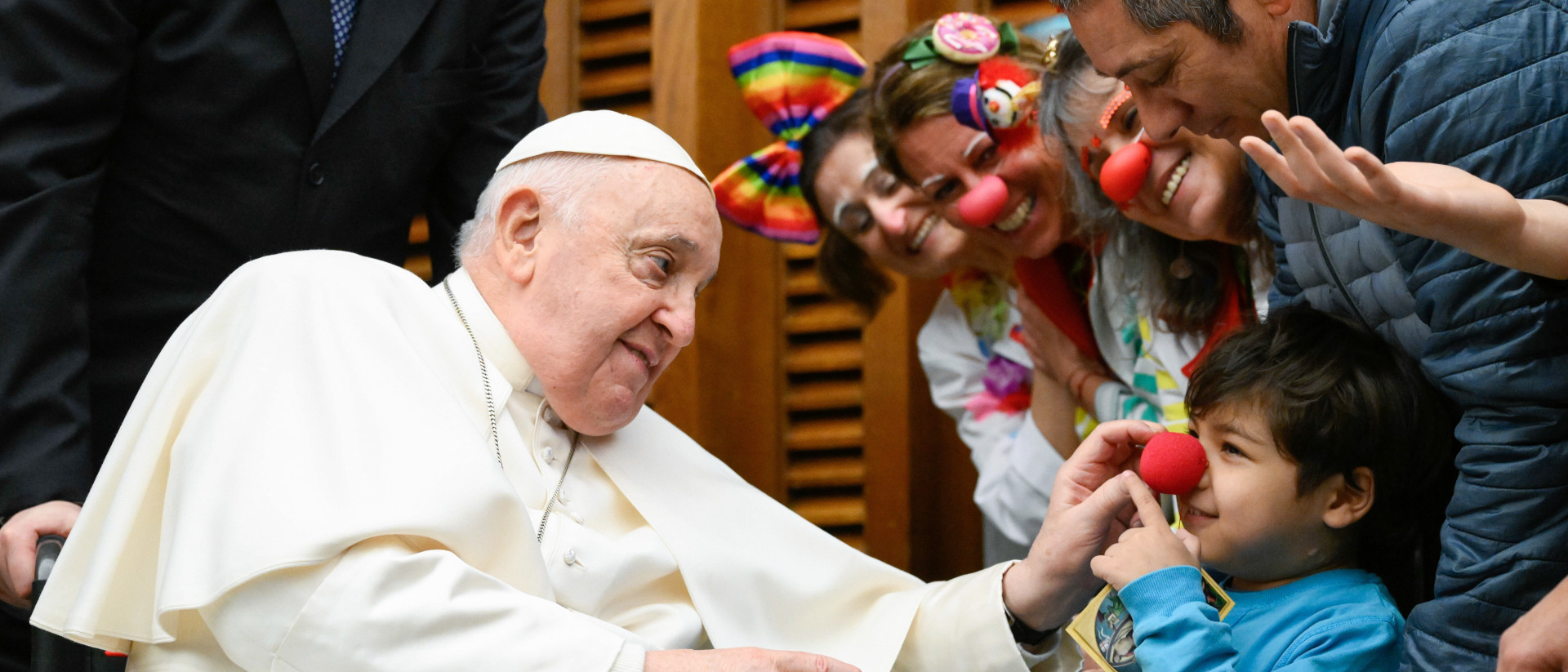 Papst Franziskus empfängt Mitarbeitende und Patienten des vatikanischen Kinderkrankenhauses Bambino Gesu am 16. März 2024 im Vatikan anlässlich des 100. Jubiläums des Krankenhauses.