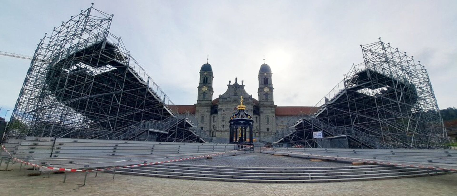 Die riesigen Zuschauertribünen für das Welttheater auf dem Einsiedler Klosterplatz stehen schon