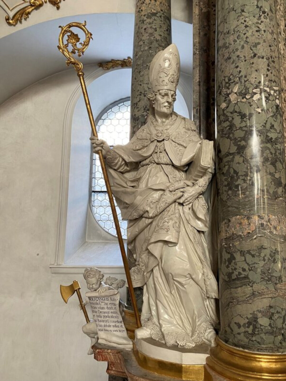 Stuckstatue des Heiligen Wolfgang in der Klosterkirche
