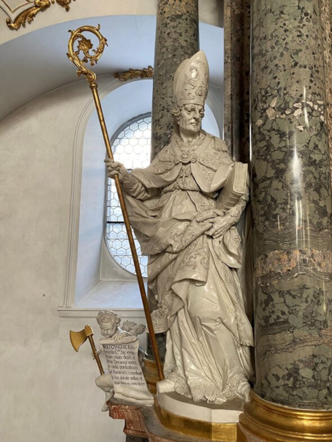 Stuckstatue des Heiligen Wolfgang in der Klosterkirche Einsiedeln