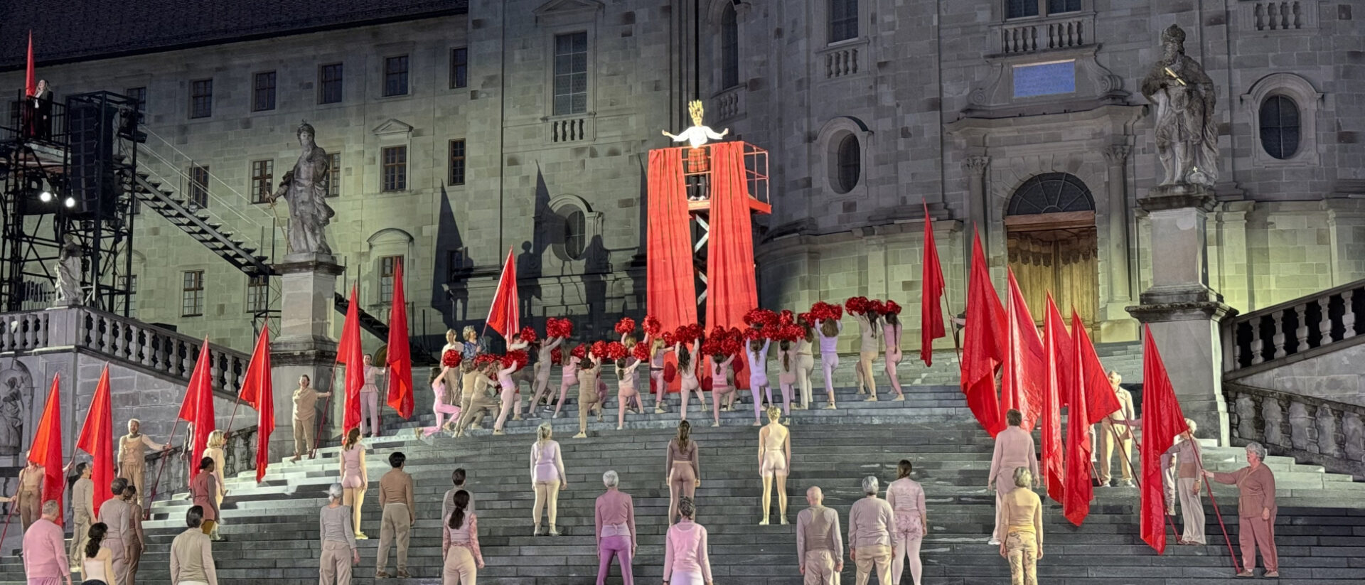 Spektakuläres Welttheater-Schauspiel auf dem Klosterplatz.
