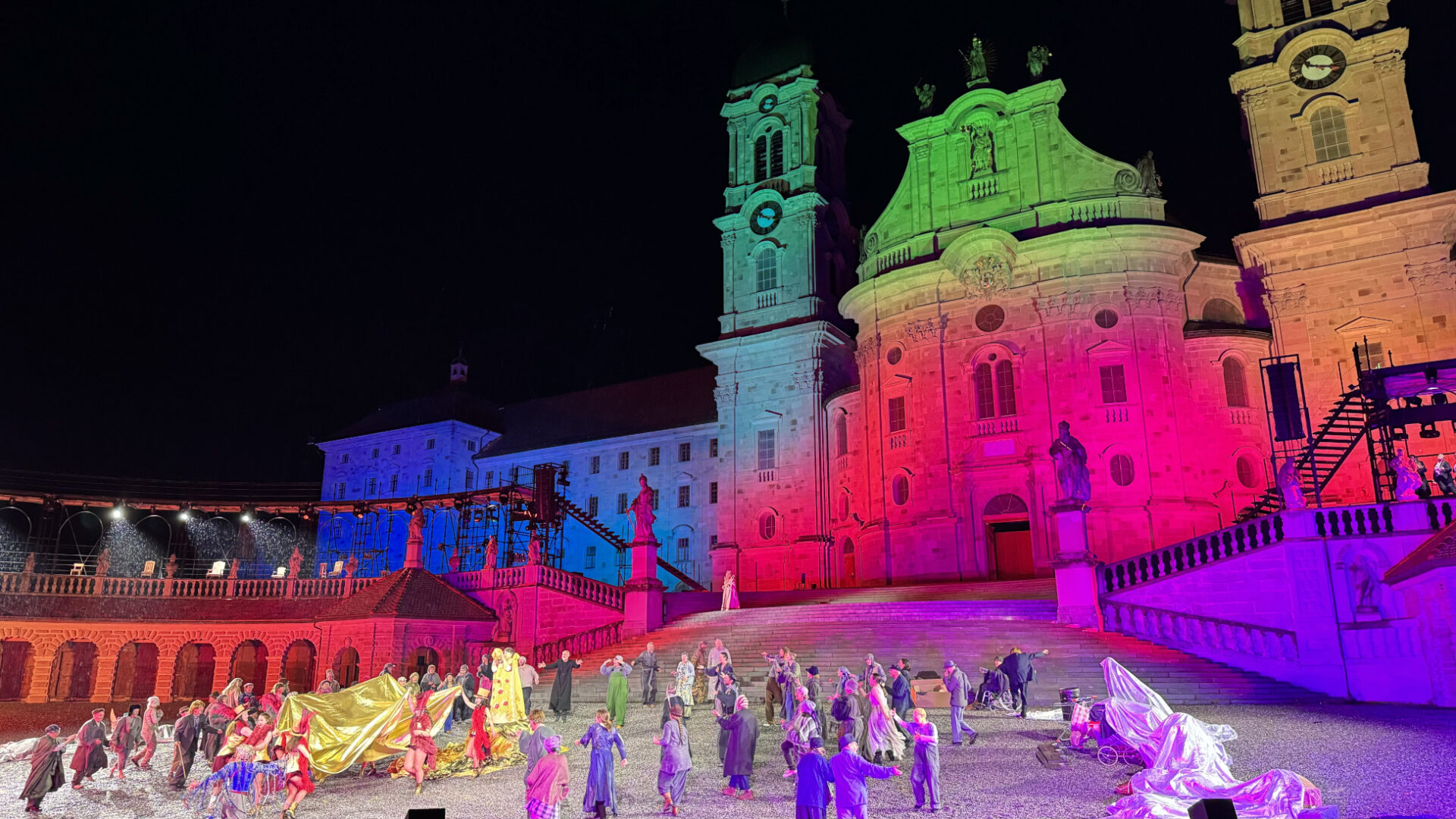 Der Klosterplatz erstrahlt letzten Sommer während des Welttheaters im bunten Lichtermeer.