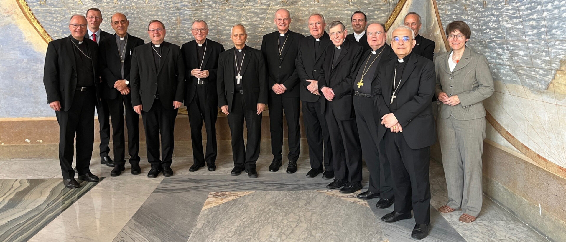 Die Delegationen der Römischen Kurie und der Deutschen Bischofskonferenz am 28. Juni 2024 in der Sala Bologna im Vatikan.
