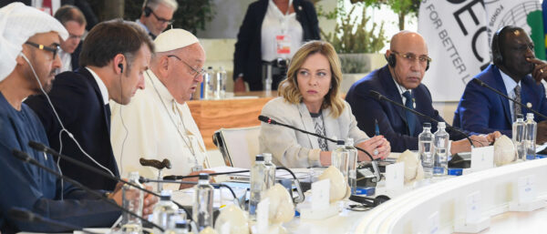 Papst Franziskus spricht am G7-Gipfel, flankiert von Emmanuel Macron (2.v.l.), Präsident von Frankreich, und Giorgia Meloni, Ministerpräsidentin von Italien. 14. Juni 2024 in Fasano (Italien). | KNA