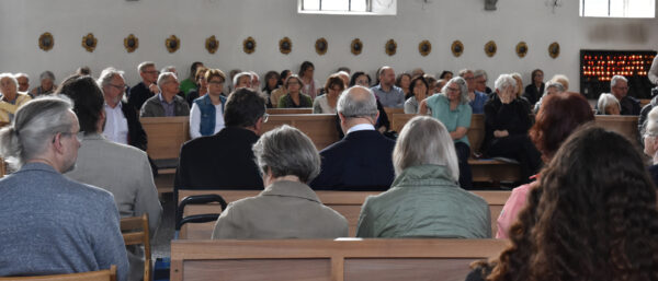 Friedensgebet in Luzern. Alle Sitzplätze in der Peterskapelle sind besetzt. | Barbara Ludwig