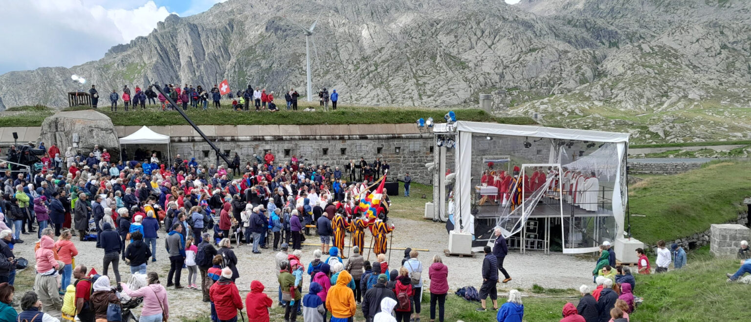 Gläubige der Diözese Lugano feiern eine Messe auf dem Gotthardpass am 1. August 2023. | catt.ch