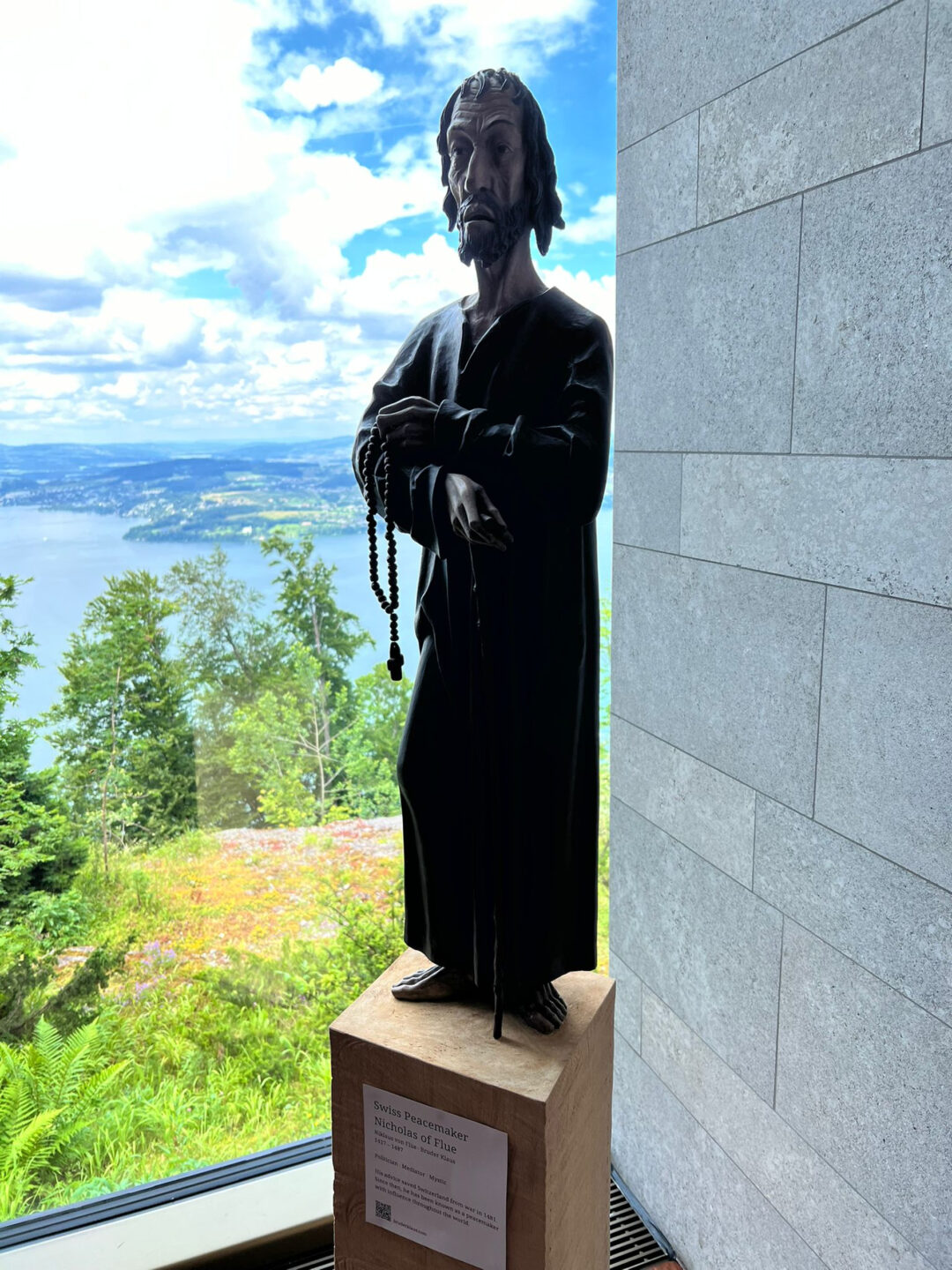 Statue von Bruder Klaus steht in der "Lake View Lounge" des Bürgenstock Resort.