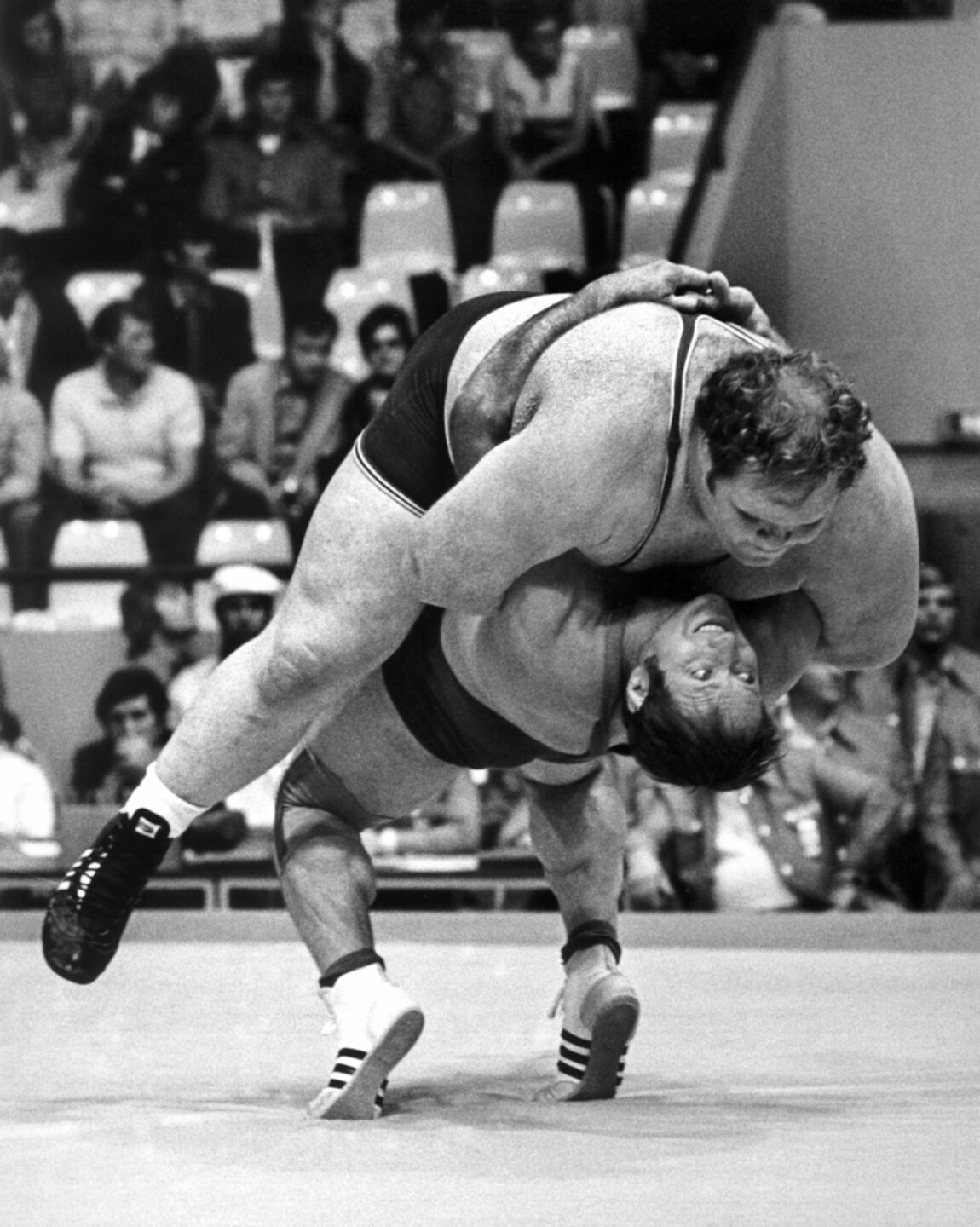 "David" Wilfried Dietrich besiegt den 200 Kilogramm schweren "Goliath" Chris Taylor.