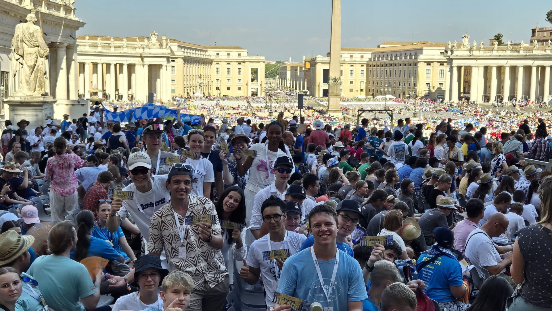 Schweizer Ministranten bei der Papstaudienz am 30. Juli 2024 auf dem Petersplatz.