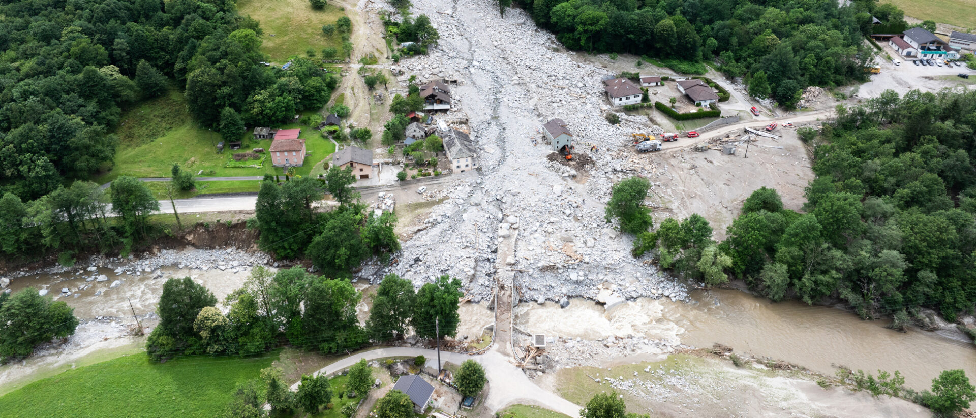 Blick auf das vom Unwetter schwer getroffene Dorf Lostallo GR im Misox, wo Caritas derzeit den Bedarf und den möglichen Einsatz von Soforthilfe-Geldern abklärt.