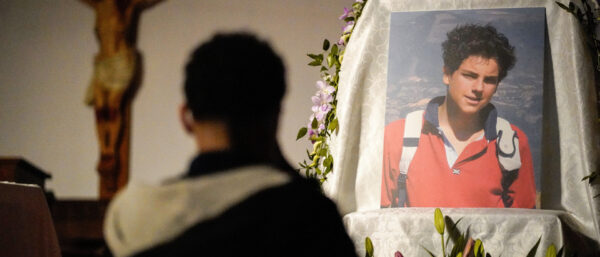 Ein Junge betet vor einem Bild des seligen Carlo Acutis am 7. April 2022. | Gregory A. Shemitz/CNS Photo/KNA