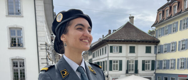 Nida-Errahmen Ajmi in Solothurn am Tag ihrer Ernennung. Das Dienstzweigabzeichen am Kragen - ein muslimischer Halbmond - weist sie als muslimische Seelsorgerin aus. | zVg
