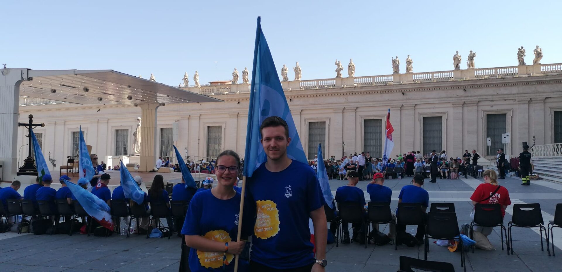 Die Schweizer Fahnenträger Nathalie und Nico warten auf den Papst.