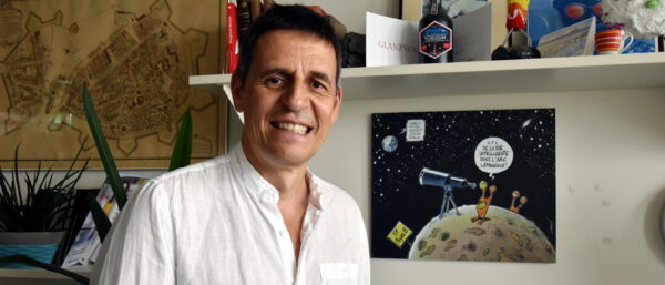 Der Schweizer Astrophysiker Didier Queloz in seinem Büro an der ETH Hönggerberg (Zürich). | Barbara Ludwig