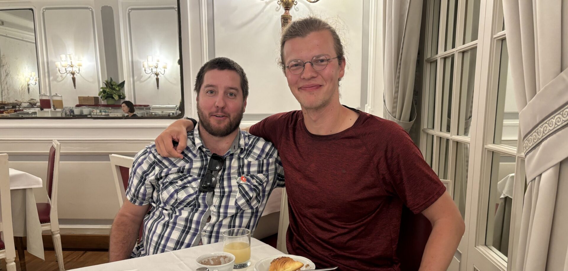 Ministrantenwallfahrt 2024: Andreas «Wolfi» Wolfensberger und Benedikt Anregen im Frühstückssaal ihres Hotels in Rom.
