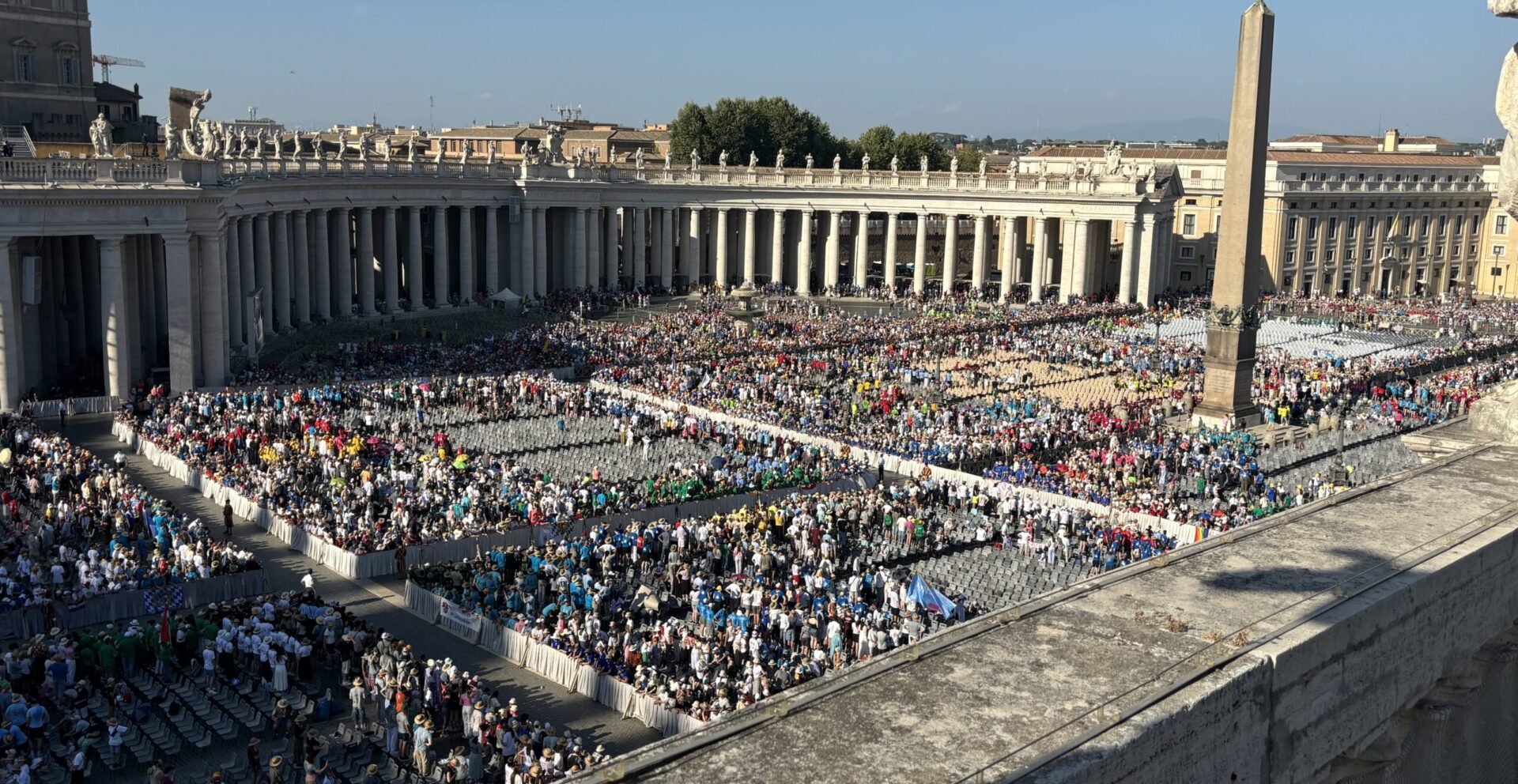 Papstaudienz der Ministrantenwallfahrt 2024. Noch sind nicht alle Plätze auf dem Petersplatz besetzt.