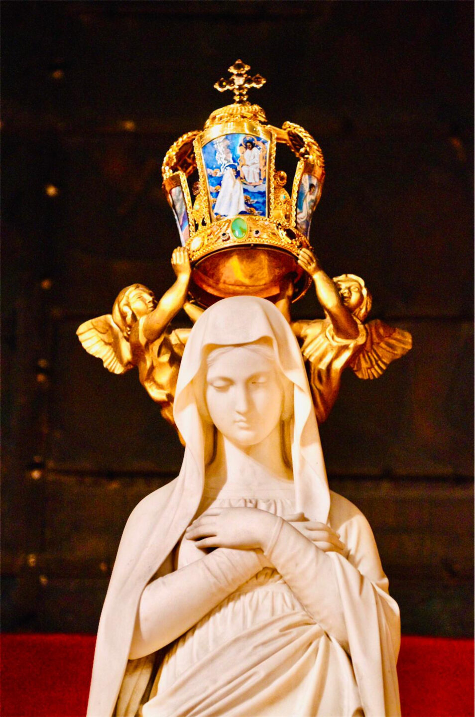 Die Marienstatue in Notre-Dame von Genf ist ein Geschenk von Papst Pius IX..