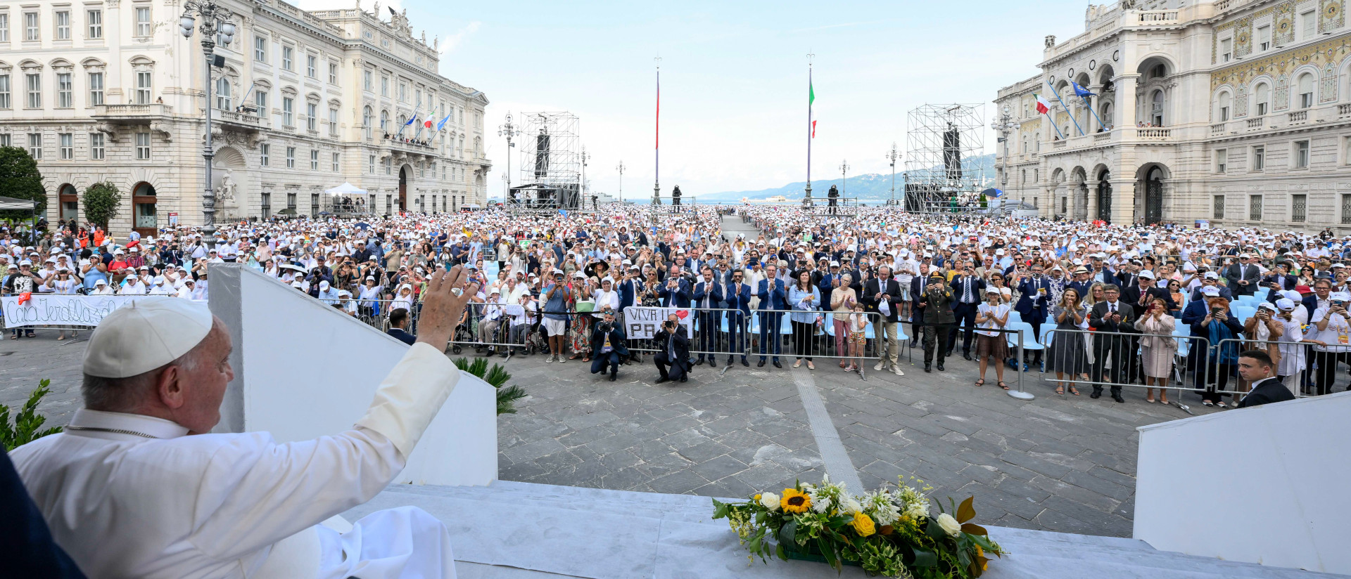 Open-Air-Gottesdienst mit Papst Franziskus am 7. Juli 2024 auf der Piazza dell'Unità d'Italia  in Triest (Italien).