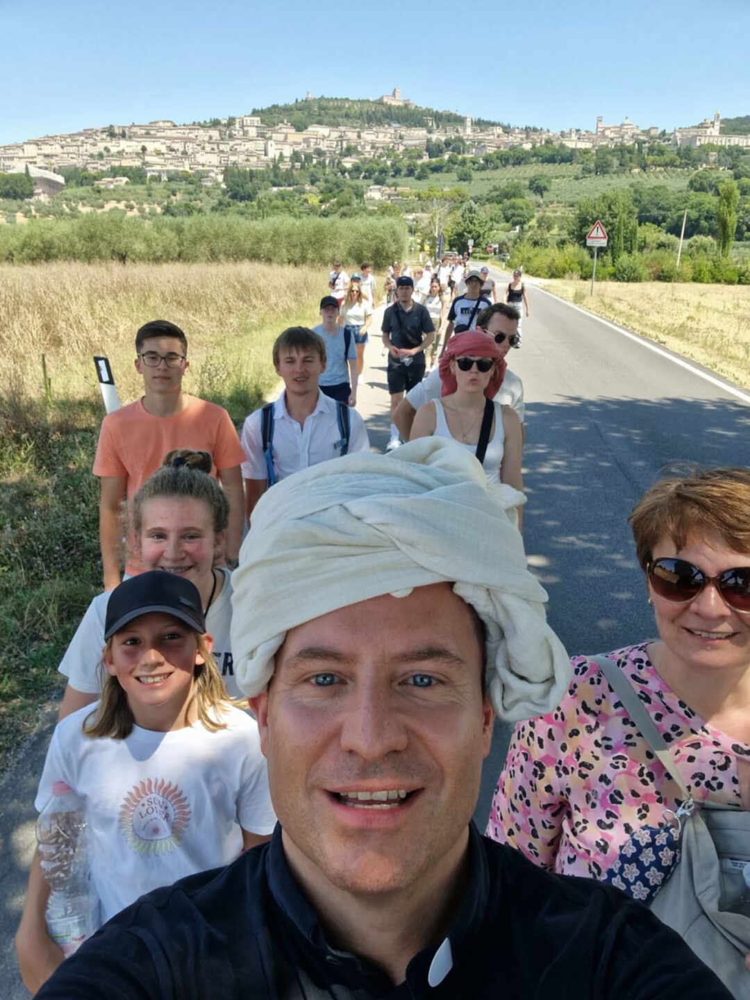 Pfarrer und Dekan Kurt Susak mit einem Turban gegen die Hitze.