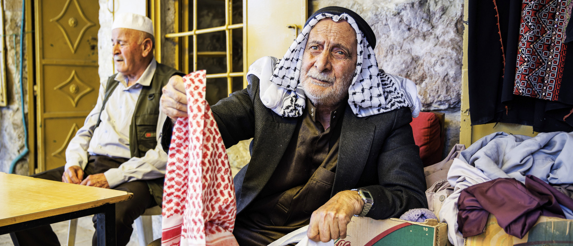 Ein Palästinenser mit einem Keffiyeh (Kopftuch) auf dem Kopf und in der Hand am 29. Juni 2024 in Hebron (Palästinensische Gebiete).