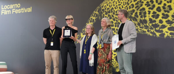 Die Regisseurin Saulė Bliuvaitė (2.v.l.) erhält den Preis der Ökumenischen Jury in Locarno. | Charles Martig