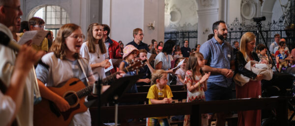Familien feiern Gottesdienst am Deutschschweizer Weltfamilientreffen 2023 in Einsiedeln. | Martin Iten