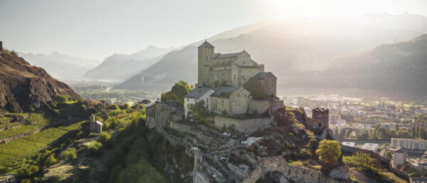Die Basilika Notre-Dame von Valeria thront auf einem Burghügel bei Sitten. | Musées cantonaux du Valais, Sion. Bild Alain Amherd. Studio Vorben