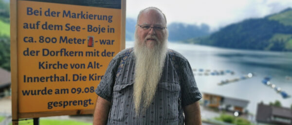 Guido Hangartner, Pfarrer im Wägital, im Hintergrund der Wägitalersee. | zVg
