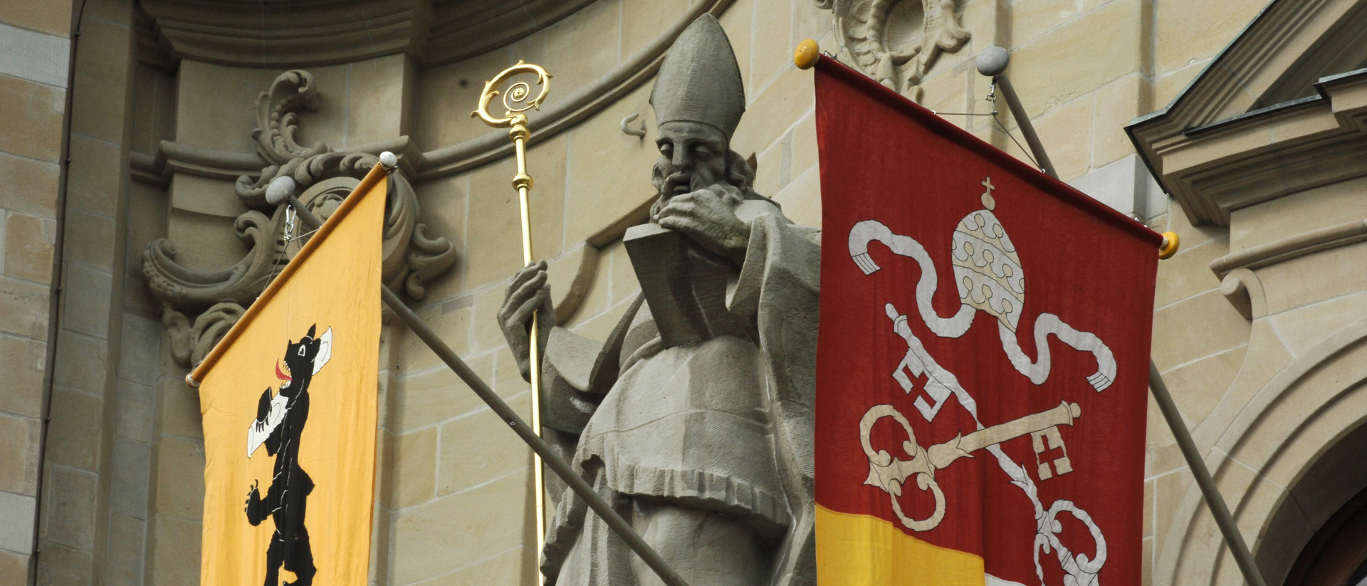 Kathedrale St. Gallen - festlich beflaggter Bischofssitz