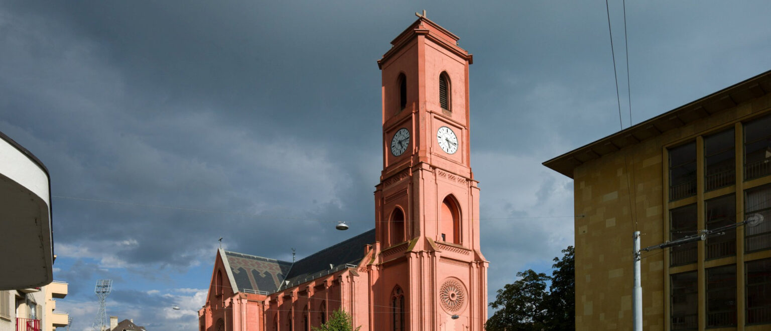 Die "rote Kirche" in Neuenburg: Basilika Notre-Dame de l'Assomption. | zVg