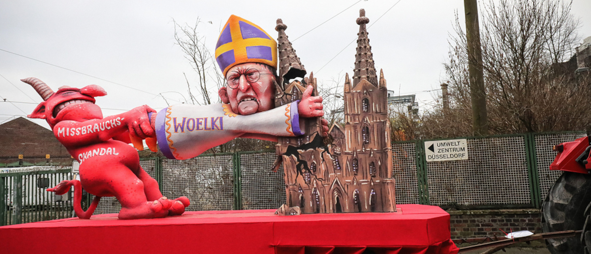 Eine Figur von Kardinal Rainer Maria Woelki, Erzbischof von Köln, auf einem Motivwagen des Künstlers Jacques Tilly beim Rosenmontagszug in Düsseldorf am 20. Februar 2023.