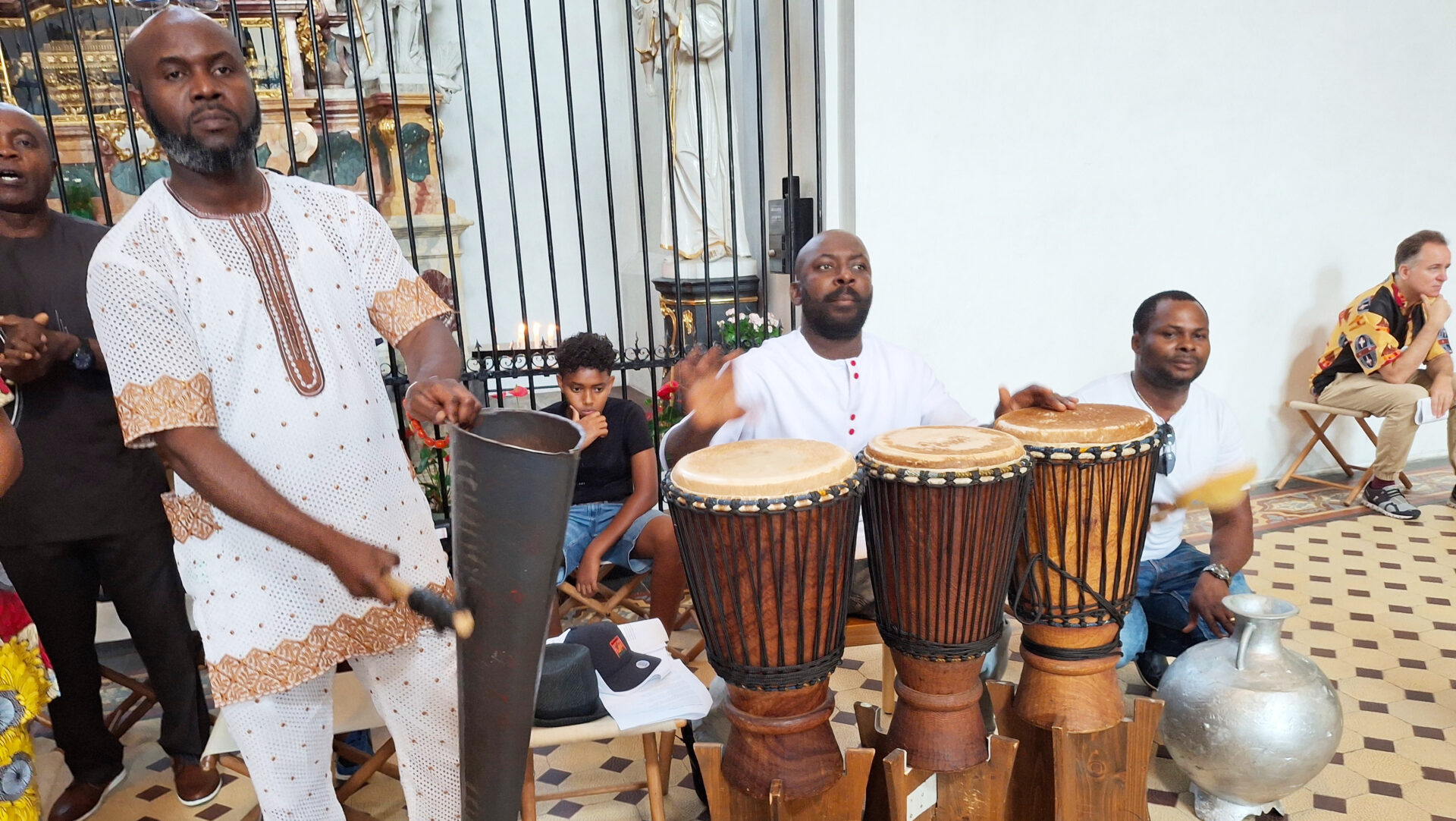 Trommeln und afrikanische Instrumente beim Gottesdienst in Ei.