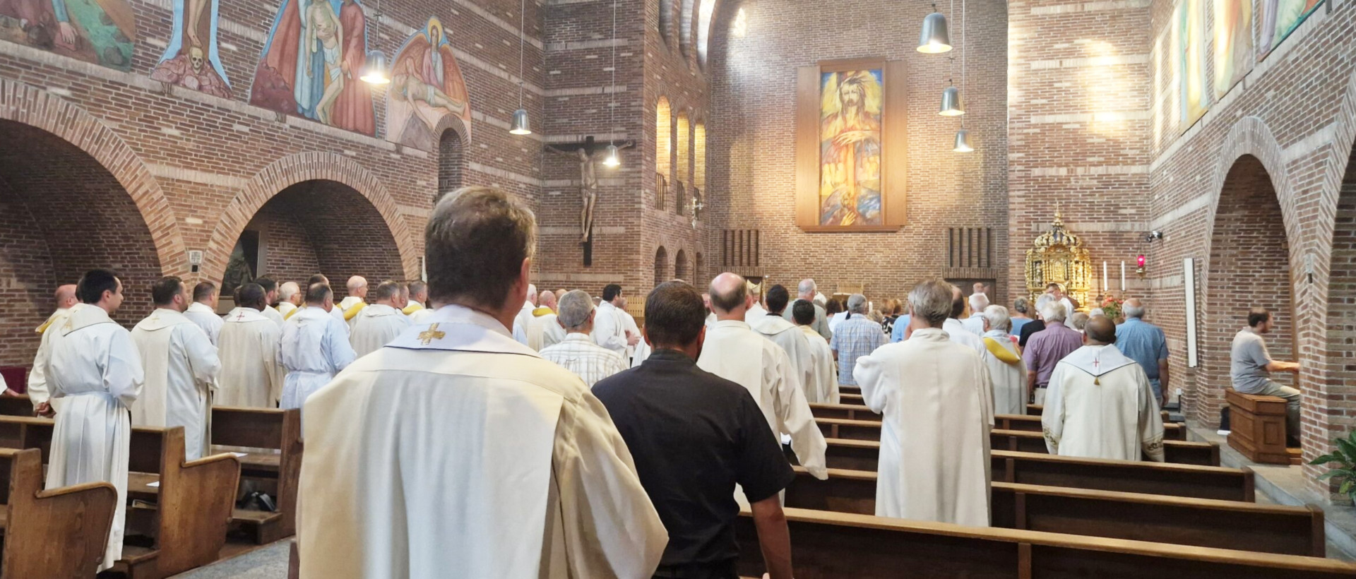 Die Priester des Bistums Lugano nach ihrer Versammlung in der Messe in der Kirche Sacro Cuore von Bellinzona