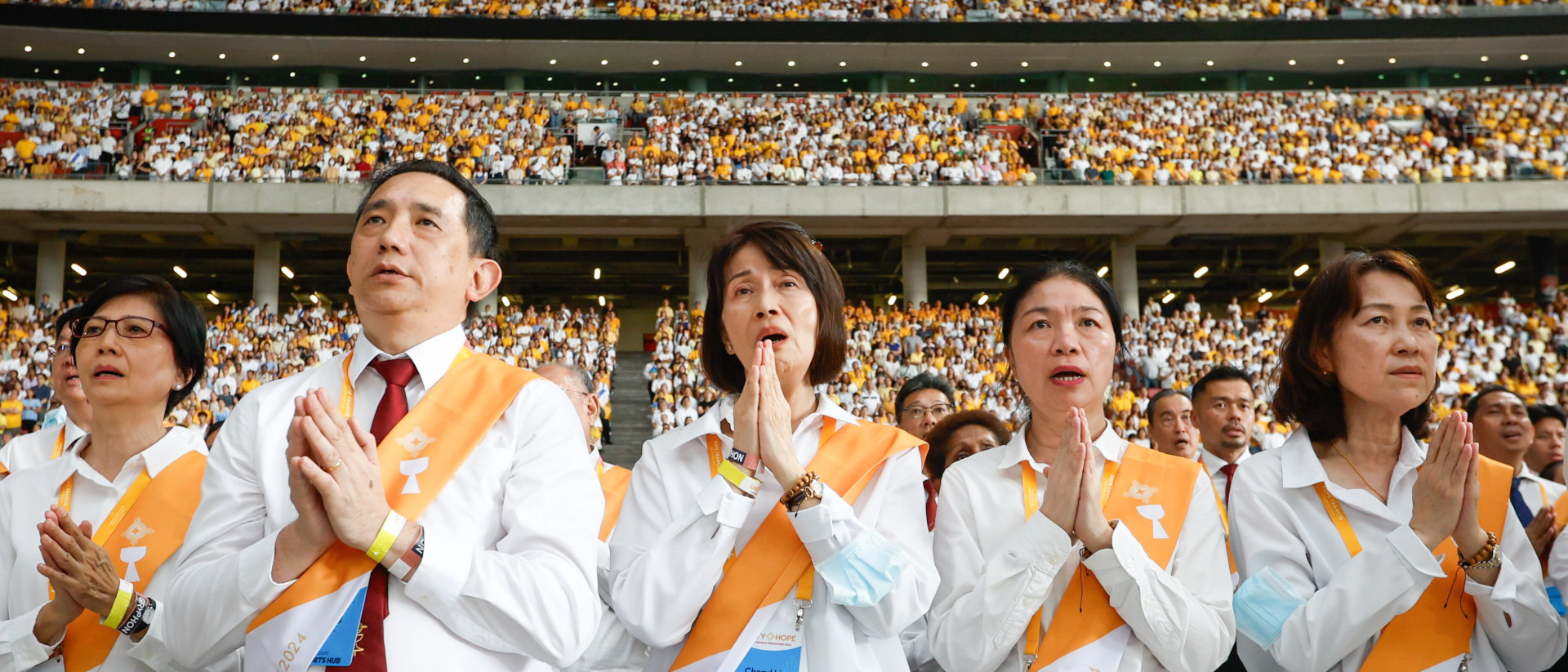 Menschen beten bei einer Messe mit Papst Franziskus im Nationalstadion "Sports Hub" in Singapur, 12. September 2024