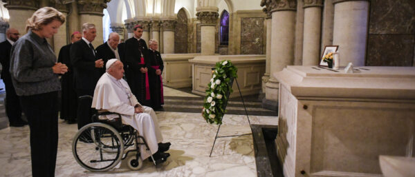 Papst Franziskus besucht das Grab von König Baudouin, in der königlichen Krypta unterhalb der Liebfrauenkirche zu Laeken, am 28. September 2024 in Brüssel (Belgien). | KNA