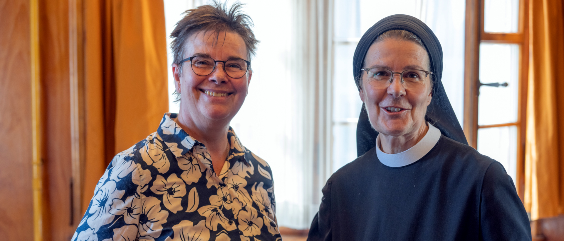 Jeanine Kosch und Priorin Irene Gassmann sind im Gebet verbunden - hier am zweiten Begegnungstag für Theologinnen und Religionspädagoginnen des Bistums Chur